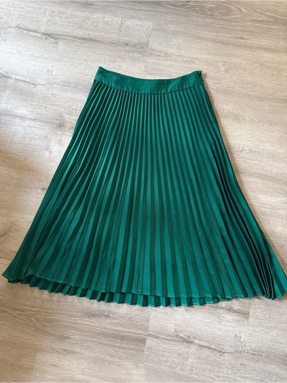 Sezane Pleated Midi Skirt in emerald green - Picture 2 of 6